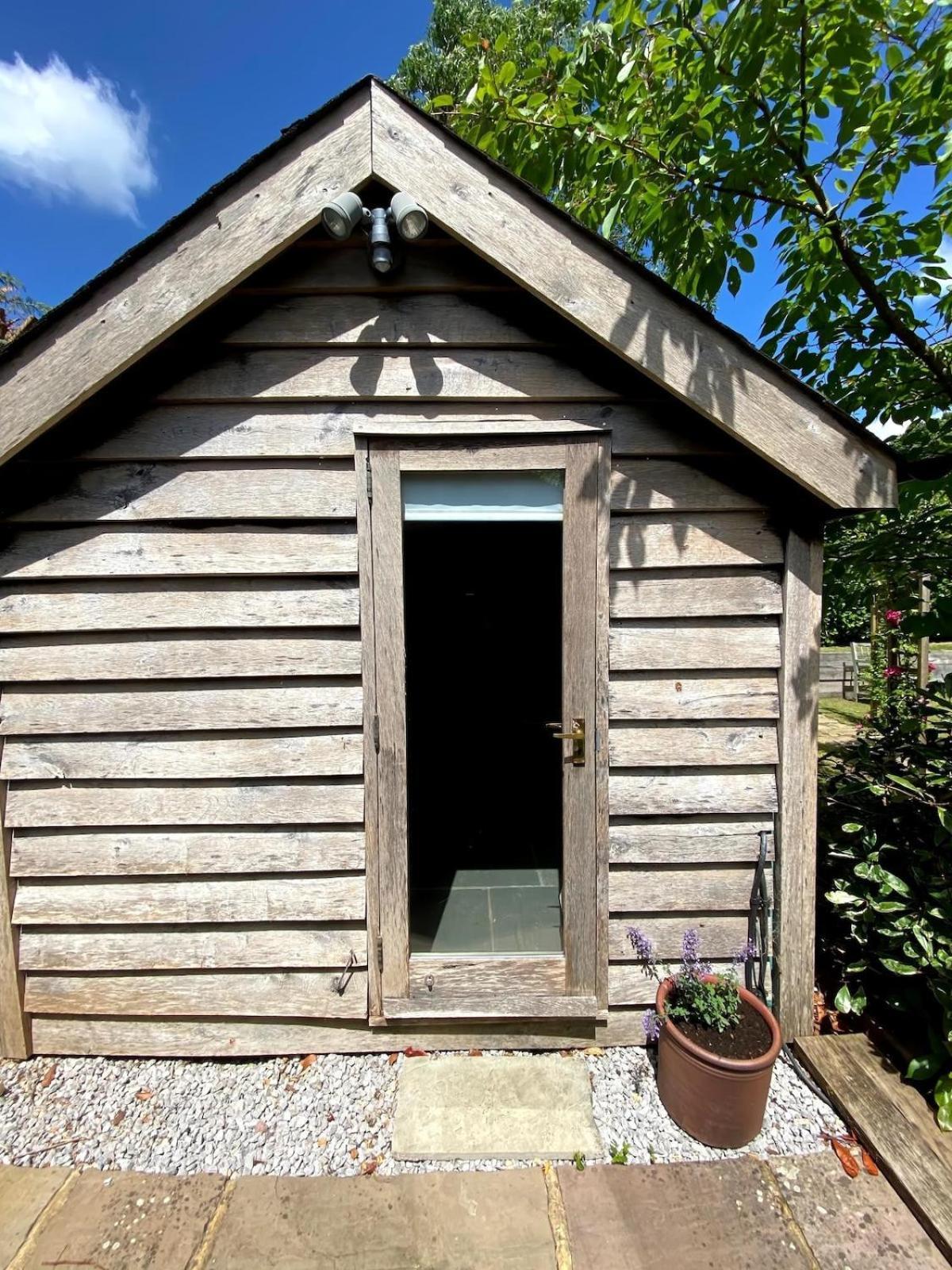 The Tool Shed Nestled In Idyllic Countryside Villa Linchmere Exterior foto