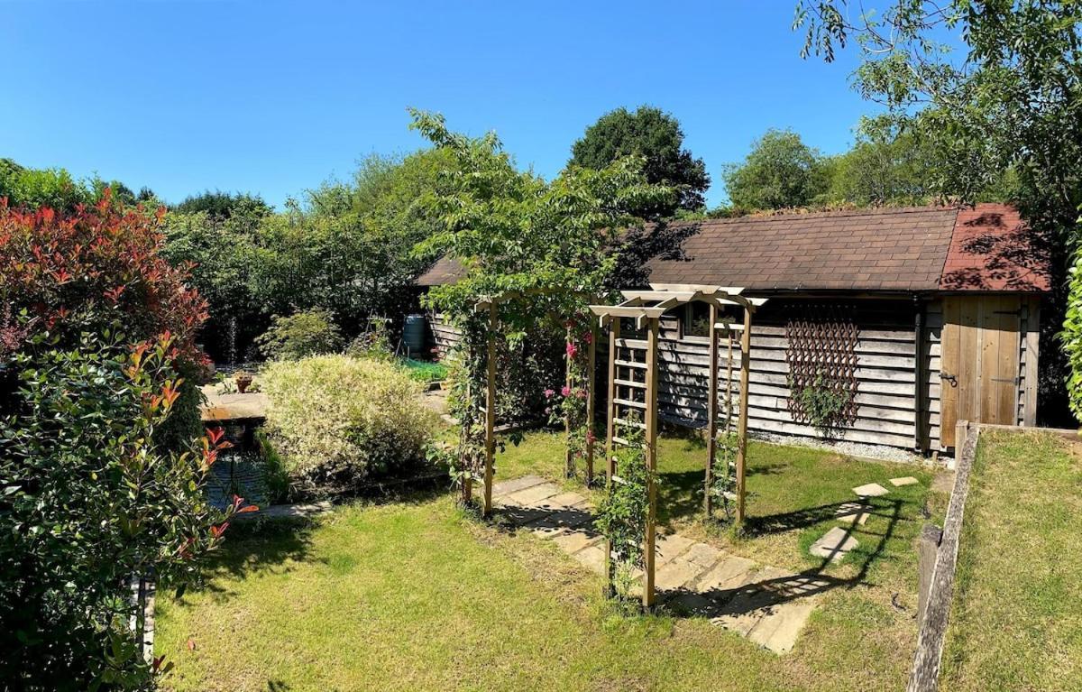 The Tool Shed Nestled In Idyllic Countryside Villa Linchmere Exterior foto