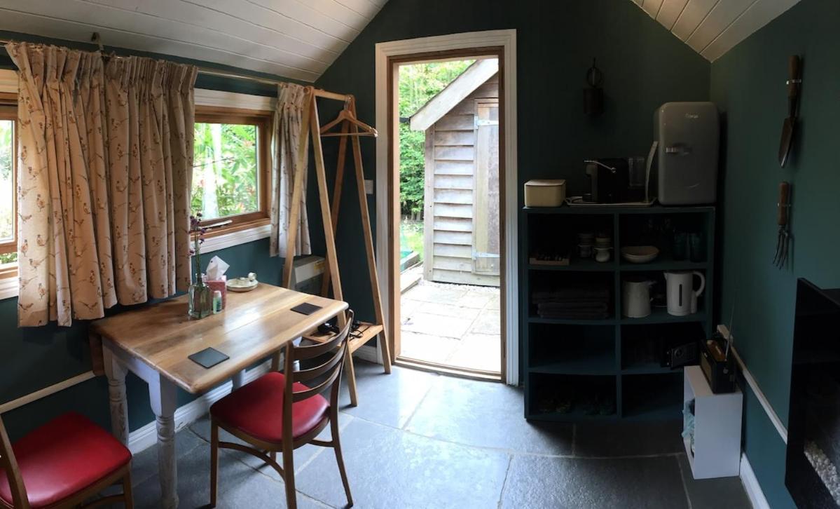 The Tool Shed Nestled In Idyllic Countryside Villa Linchmere Exterior foto