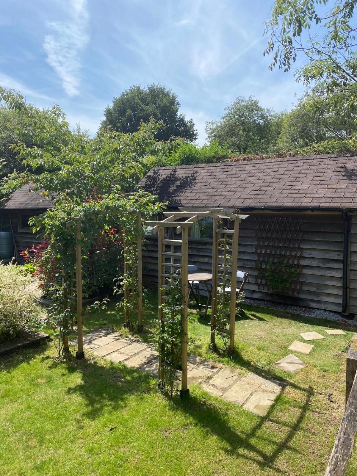 The Tool Shed Nestled In Idyllic Countryside Villa Linchmere Exterior foto